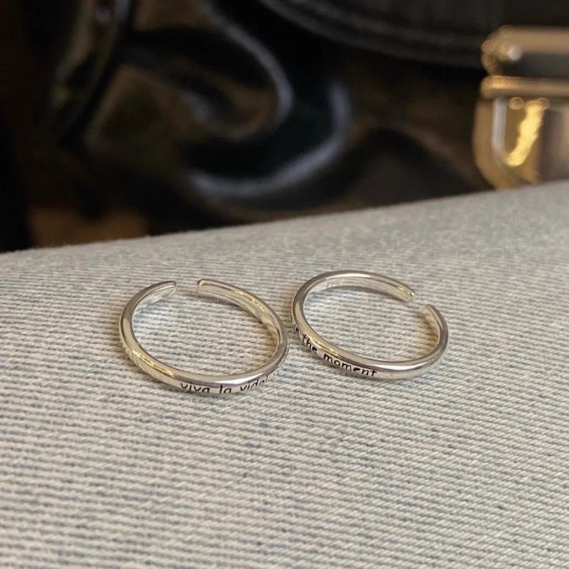 Stesso anello con fascia semplice incisa in inglese, stile coreano, versatile e di alta qualità, impilabile, per dito indice_voghion.com