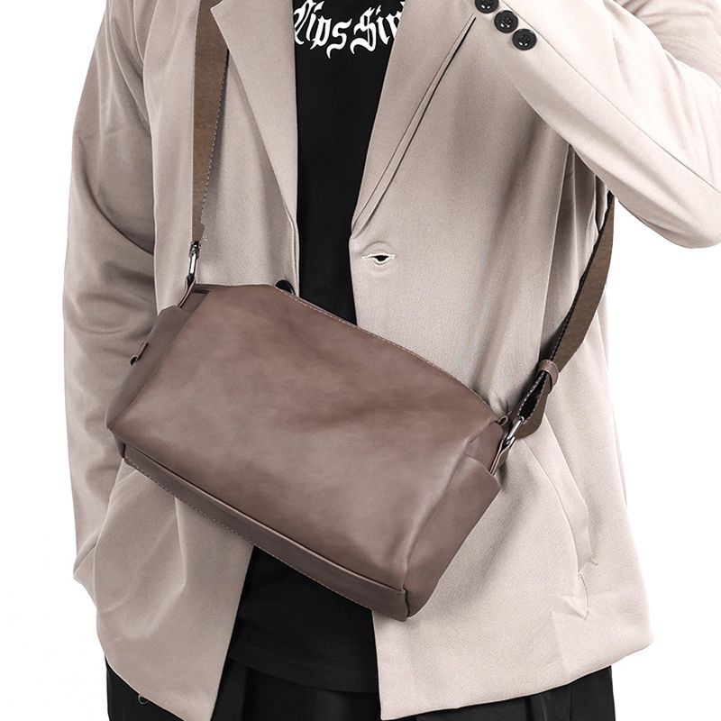 2025 Frühjahr und Sommer Neue Herren Casual Ins Stil Weiche Oberfläche Einfarbig Einzelne Schulter Umhängetasche Modische Vielseitige Tägliche_voghion.com