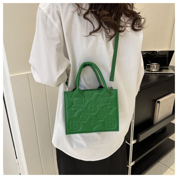 Le spalle a mano sono popolari quest'anno tra le donne nell'autunno del 2024. Nuova tracolla in stile occidentale alla moda per piccoli casual_voghion.com