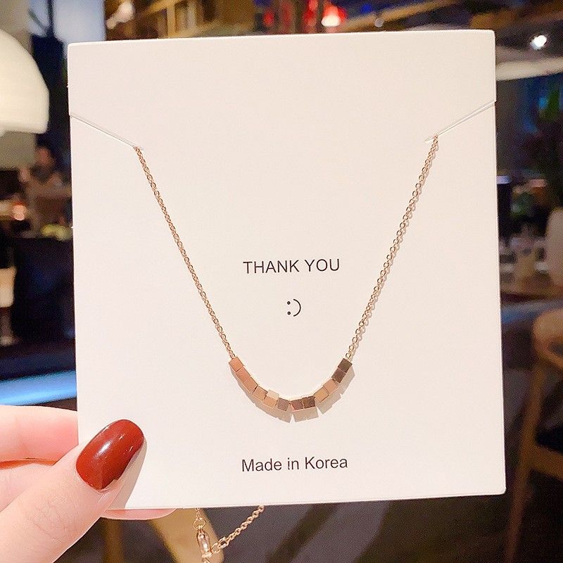 Versioni giapponesi e coreane di una piccola catena quadrata tridimensionale per clavicola con ciondolo in oro rosa. Da donna, in titanio._voghion.com
