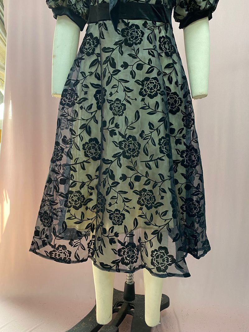 2025 neue Sommer Stil Stehkragen Schwarz Plüsch Dichtes Mesh Taille Spitze Spleißen Modische Abnehmen Kleid_voghion.com