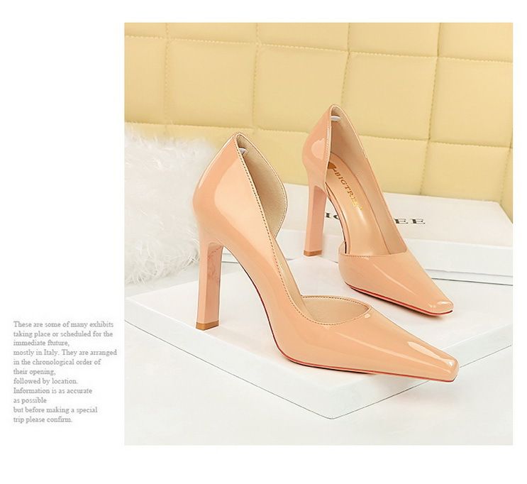 Damenschuhe mit dicken Absätzen, superhohen Absätzen, Lackleder und flacher, seitlich ausgehöhlter quadratischer Spitze_voghion.com