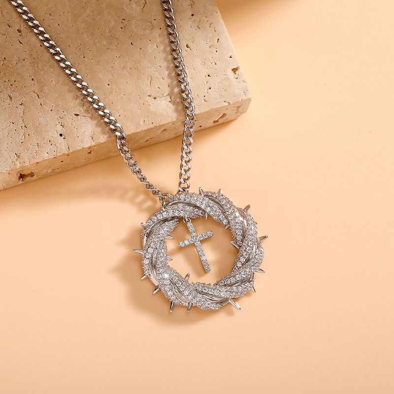 Collana con ciondolo a croce intrecciata alla moda da donna con micro pavé di zirconi in oro/argento, pezzo distintivo in stile hip-hop_voghion.com