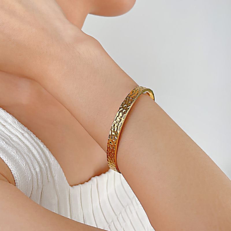 Bracelet ouvert en forme de C pour femme en acier titane_voghion.com