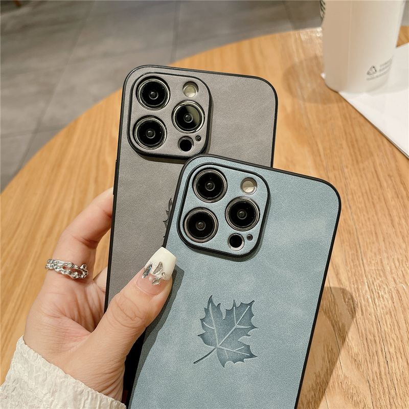 Matte Leder- und weiche Silikonhülle für iPhone 16, 15, 14, 13, 12, 11 Pro Max, XR, XS mit Ahornblattmuster und Linsenschutz_voghion.com