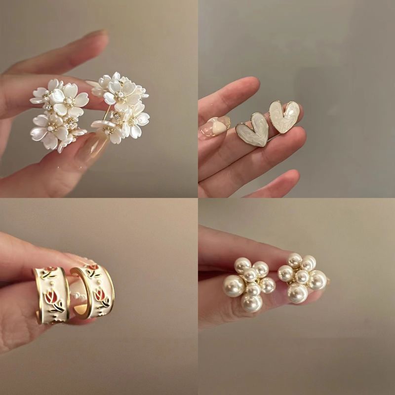 Orecchini con perle e diamanti in argento con frange a forma di fiore, orecchini di nicchia, temperamento atmosferico, orecchini di lusso leggeri e di alta gamma._voghion.com