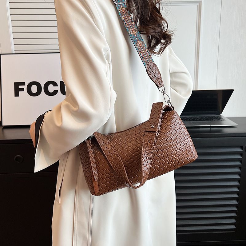 Piccolo design di nicchia per le donne 2023 nuova popolare trama tracolla larga moda borsa a tracolla singola ascellare_voghion.com