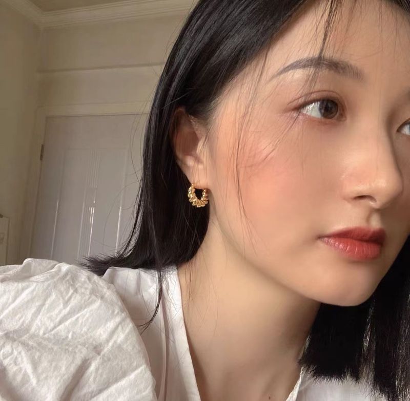 Orecchini a cerchio in oro intrecciato in argento puro, stile minimalista, nuovi trend estivi 2024, accessori da donna_voghion.com