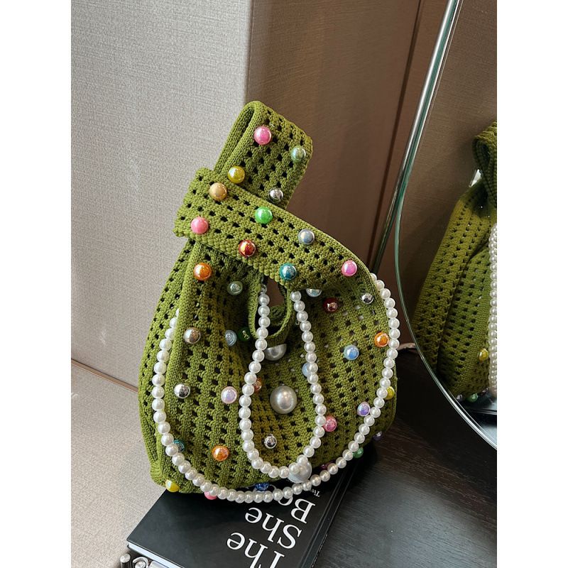 Borsa a secchiello con tracolla a catena di perle per la primavera e l'estate 2025_voghion.com