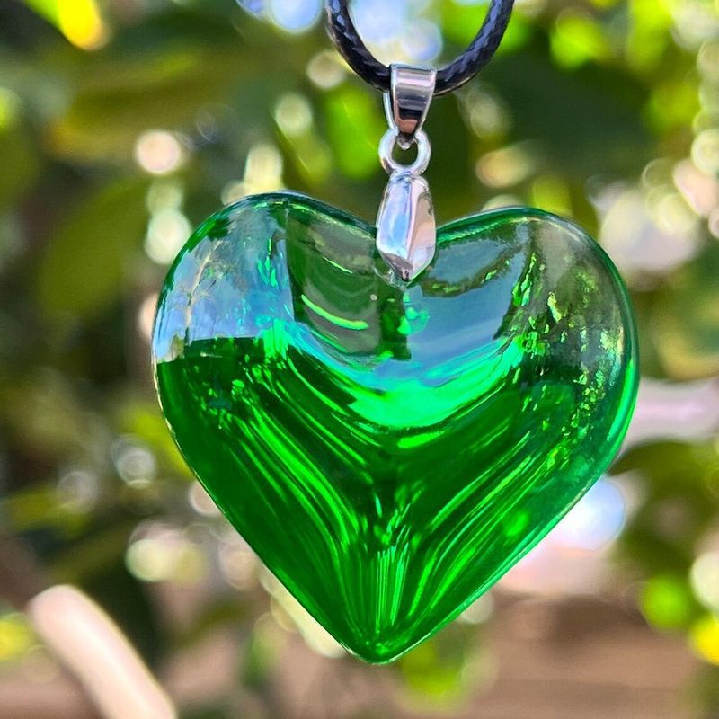 Cross-border Hot Sale Large Green Glass Heart Necklace, Emerald Green Fluffy Heart Pendant Factory_voghion.com