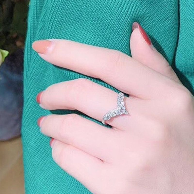 Il nuovo anello di fidanzamento con zircone micro intarsiato a forma di V di Cao Shi per principessa_voghion.com