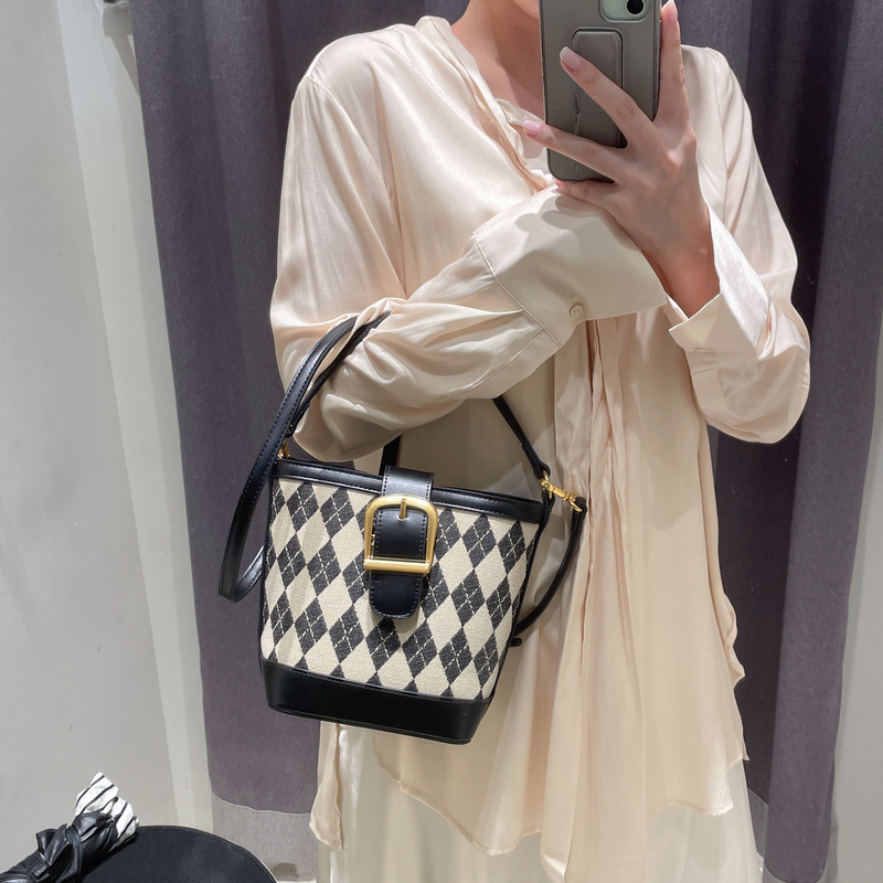 UR Niche Design 2023 New High-end Retro Handbag Rhombus Single Shoulder Messenger bucket bag factory direct sales_voghion.com