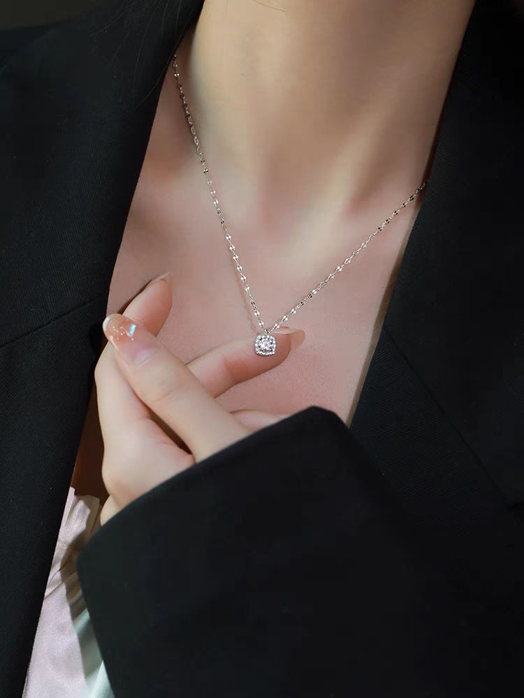 S999 Silber Kleiner Zucker für Damen mit Nischendesign, leichter Luxus-Zirkon-Schlüsselbeinkette, quadratischer Taschenschmuck-Halskette_voghion.com