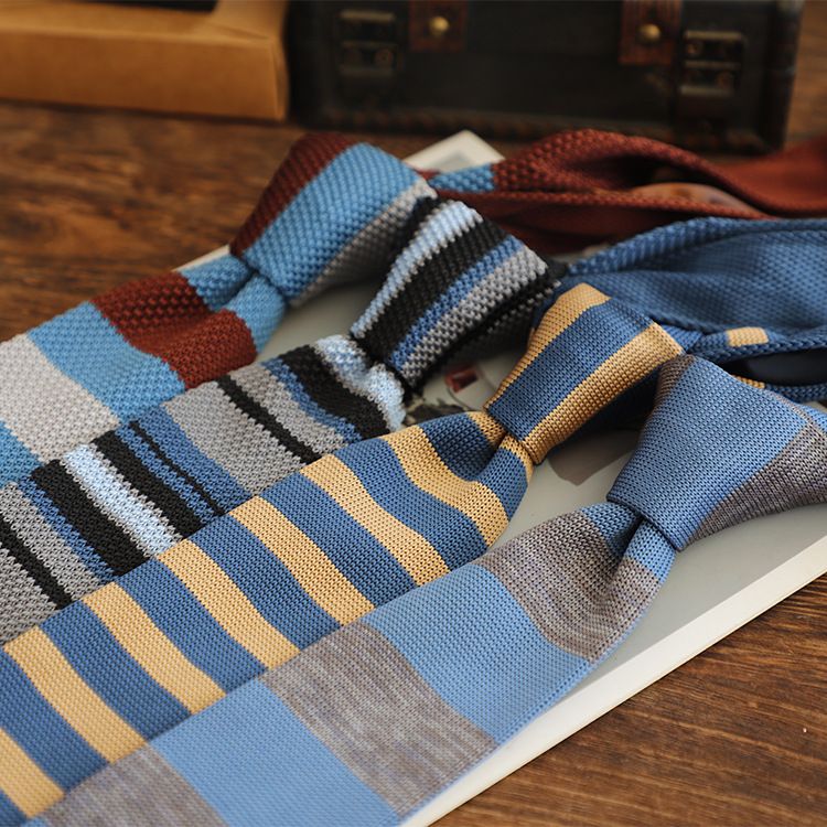 Cravatta casual da college a righe blu lavorata a maglia semplice e fatta a mano, disponibile all'ingrosso, stile stretto da 6 cm_voghion.com