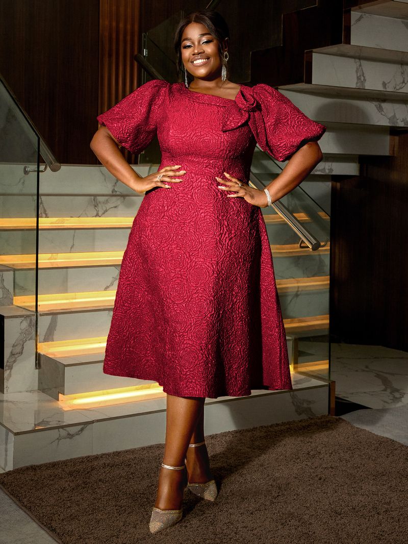 Vestido elegante plus size com mangas bufantes – jacquard floral de cintura alta, decote assimétrico, poliéster elástico (confortável para a noite e para o escritório)_voghion.com