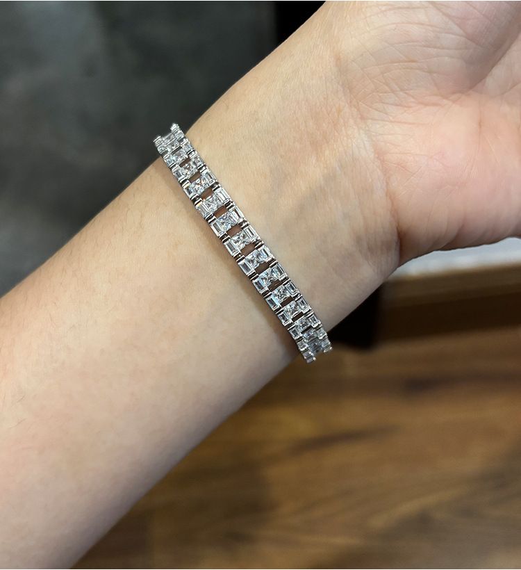 Bracciale da donna elegante con fascia larga geometrica cava e dettagli in diamanti, in argento sterling 925, pezzo minimalista da indossare tutti i giorni._voghion.com
