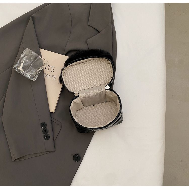 Niche design, personalized plush small square exquisite diamond grid embroidery thread box bag, one shoulder crossbody,_voghion.com