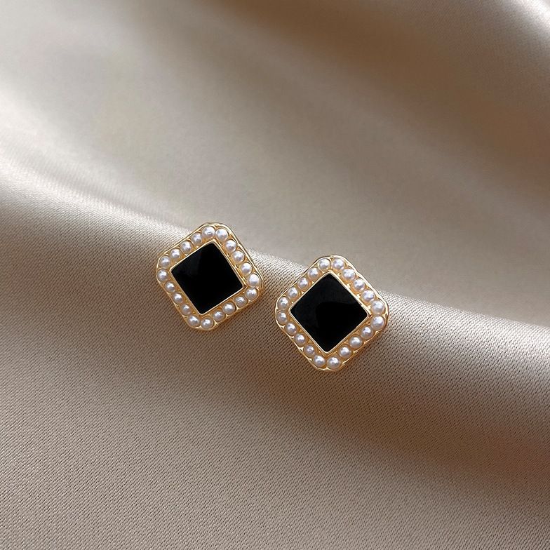 classic small fragrant style black pearl with personalized simplicity and high-end feel French internet red earrings_voghion.com