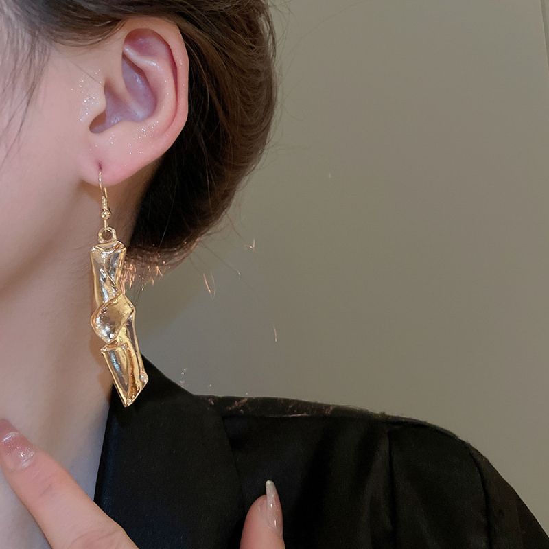 Geometric Twisted Pleated Set Personality Design Collarbone Chain 2025 Exaggerated High-end Sense Necklace For Women_voghion.com