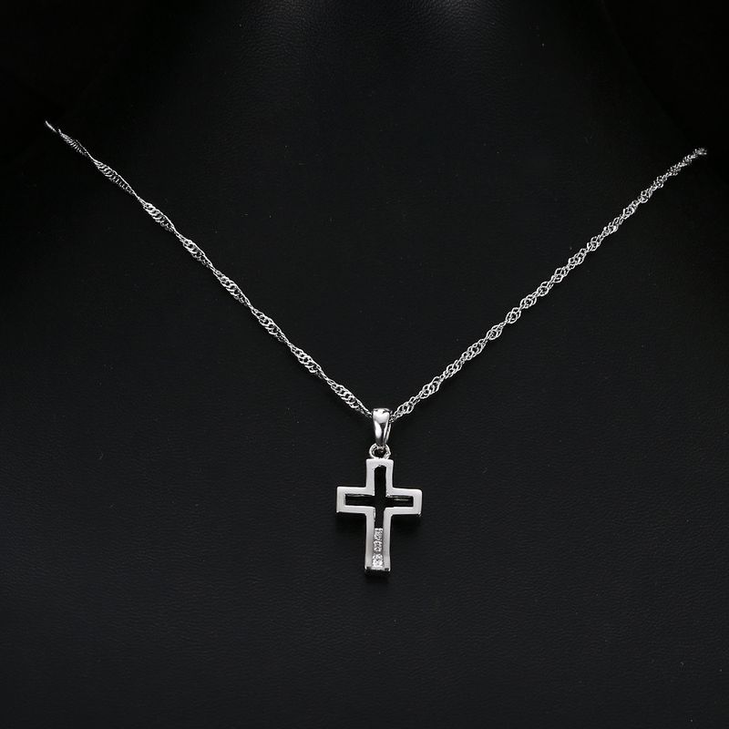 Collana con ciondolo a croce minimalista e liscia per donna, accessorio girocollo con design micro-intarsiato in argento puro_voghion.com