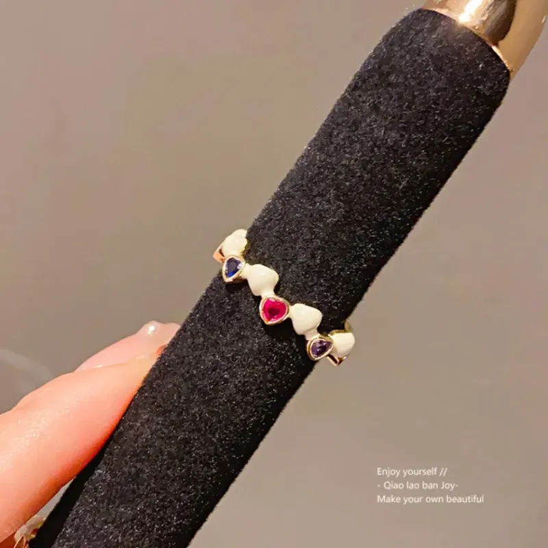 Offener, goldfarbener Ring mit Kristallpavé und weißem Perlmutt-Akzent, zart-eleganter Stil, ideal zur Aufwertung des Alltags._voghion.com