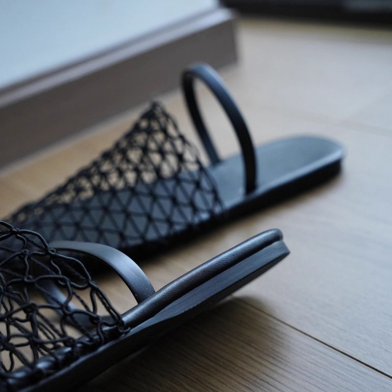 2025 Summer Fishnet Niche Simple Design Versatile Black Woven Openwork Flat Sandals For Women_voghion.com
