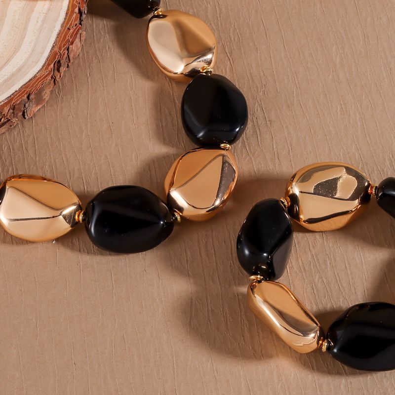 Collana con clavicola, perline grandi ed esagerate, in acrilico irregolare, semplice e suggestiva._voghion.com