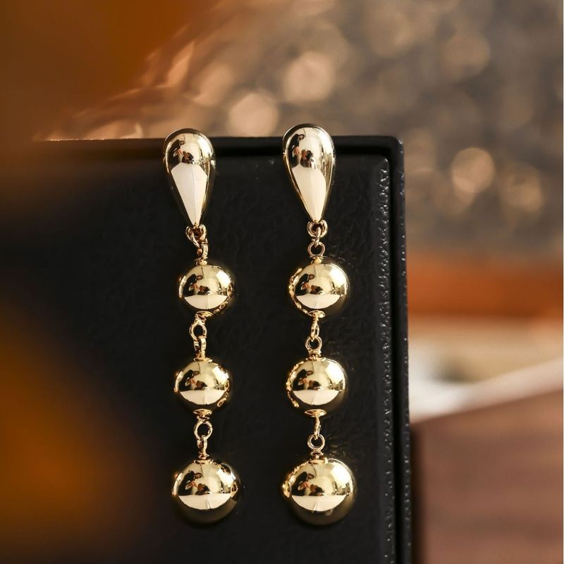 Orecchini a tre sfere lucide in rame placcato oro, stile minimalista, con nappe, orecchini a polsino con perline rotonde di alta qualità e design creativo per donna_voghion.com