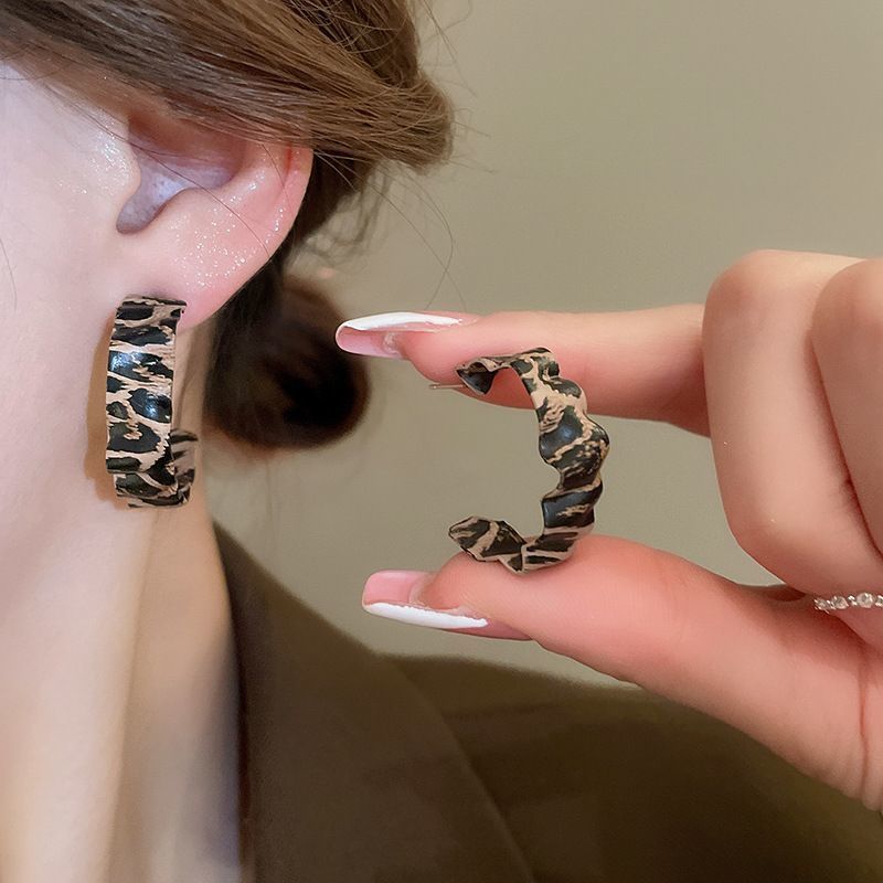 Boucles d'oreilles à tige polyvalentes en forme de cercle géométrique à imprimé léopard avec aiguille argentée_voghion.com