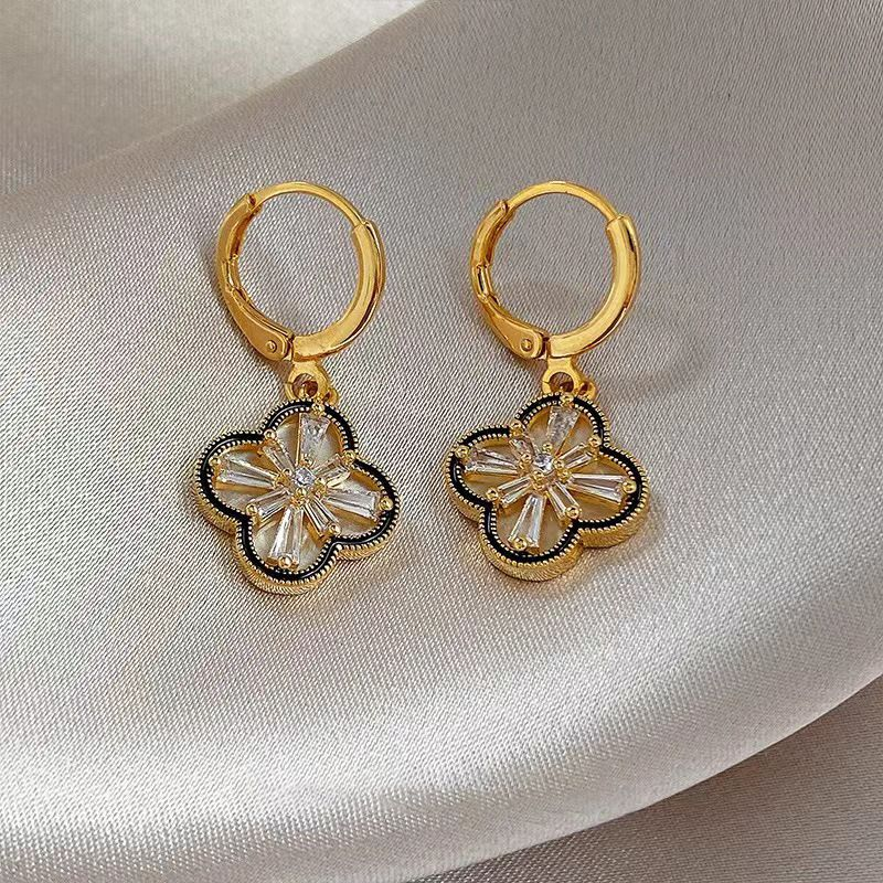 Dobbeltsidig kløver for kvinner med diamantinnlegg, luksuriøse elegante og edle temperamentøreringer_voghion.com