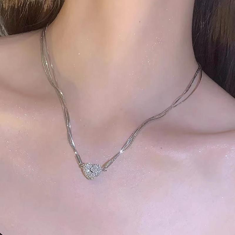 Collana di coppia con magnete a forma di cuore in zircone lucido di lusso per donna, squisita collana girocollo multistrato color argento con clavicola._voghion.com