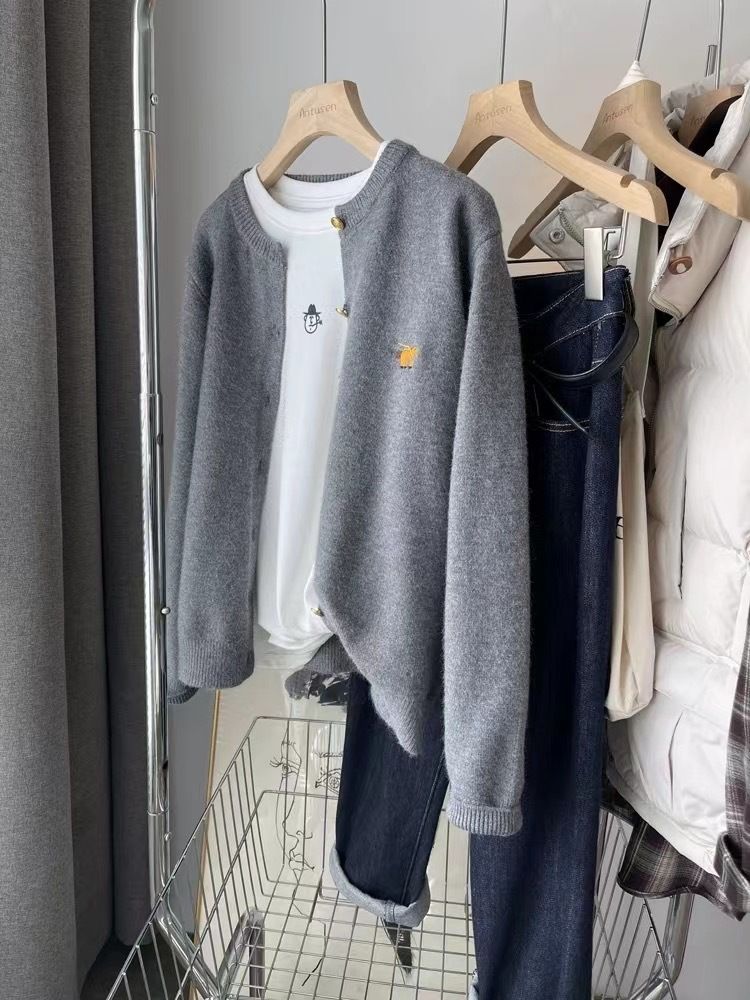 Lente- en herfstwollen vest met ronde hals en metalen knopen voor dames, losse geborduurde ponyjas, zachte gebreide trui_voghion.com