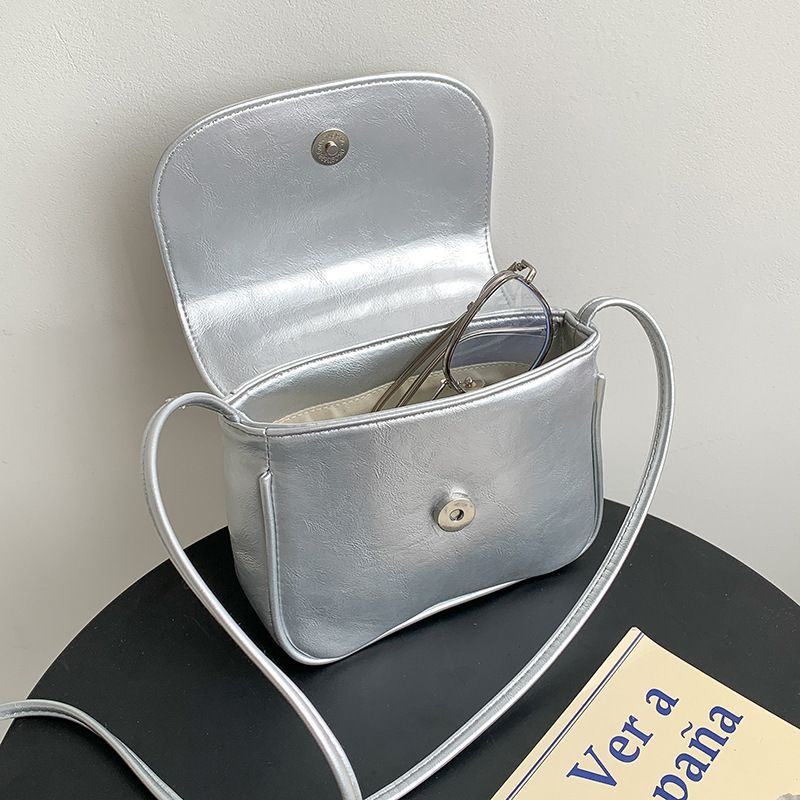 Niche High-End Fashion Single Shoulder Crossbody Korean Summer New Commuter Flip Cover Simple Small Square Bag_voghion.com