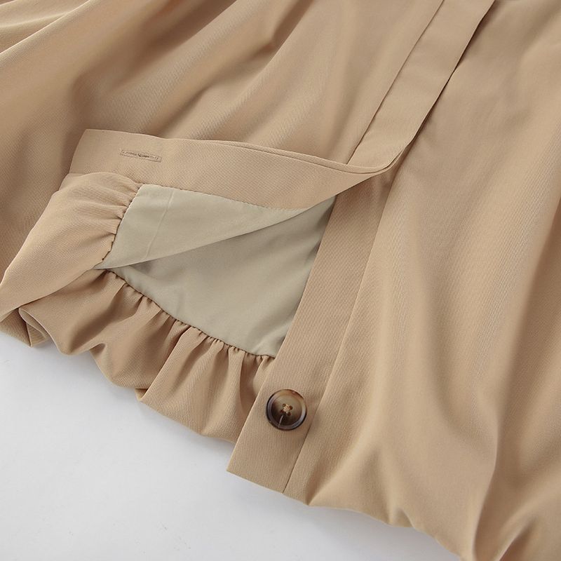 Trench coat color kaki da donna, con colletto alto, maniche a sbuffo, corto e plissettato, stile britannico, autunno 2025_voghion.com