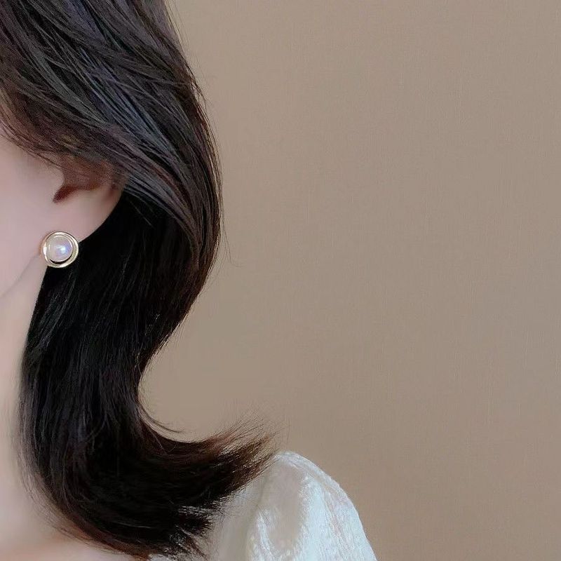 Retro parel oorbellen voor vrouwen in 2025, een nieuw populair model, prachtige en kleine temperament oorbellen, hoogwaardige veelzijdige oorbellen voor vrouwen_voghion.com