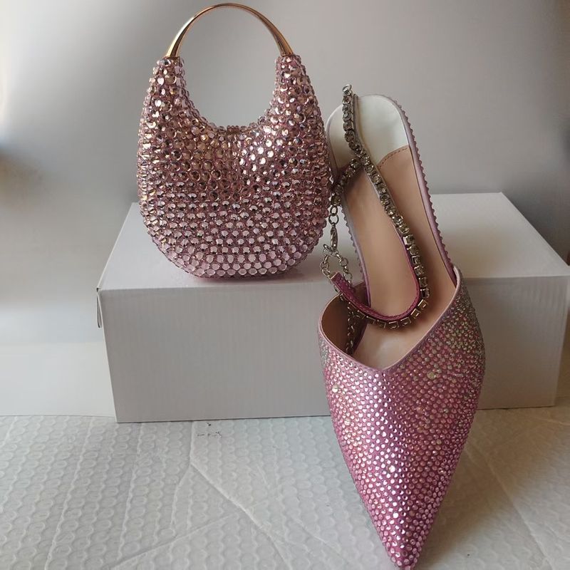 Komplettset mit spitzen Damenschuhen mit Kristallen, spitzen Stiletto-High Heels und Abendtasche aus Kristallen für Damen_voghion.com
