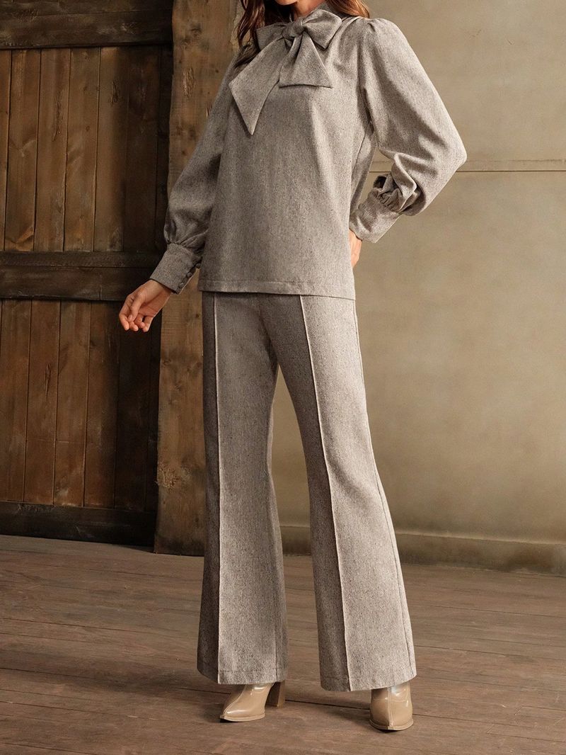 Elegante completo da donna con camicetta e pantaloni con papillon - Abbigliamento da ufficio alla moda autunno inverno con maniche a palloncino fluide_voghion.com