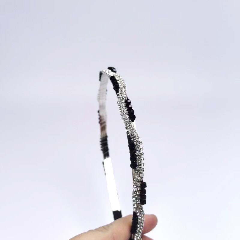 Cerchietto di cristallo con due file di strass, piccolo accessorio per capelli intrecciato fatto a mano, elegante accessorio primaverile da donna_voghion.com