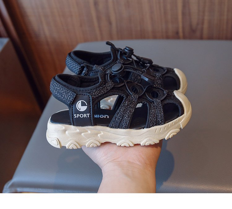 Ragazzi, ragazzi, ragazze, scarpe sportive, studenti e sandali_voghion.com