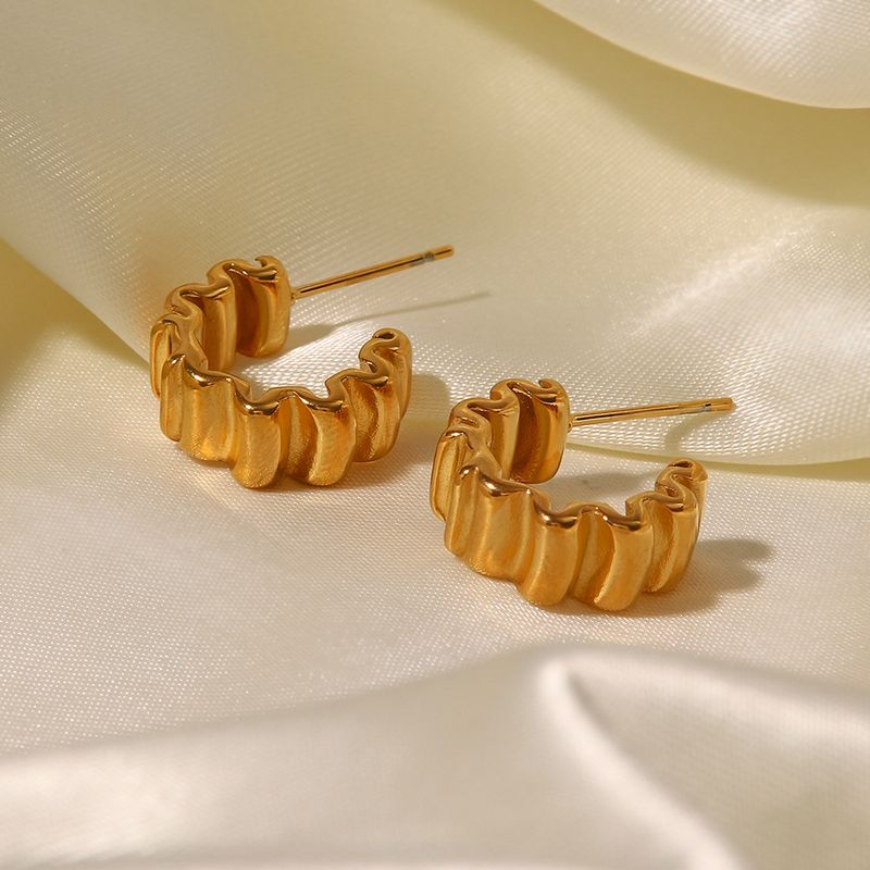 Instagram influencer's gold-plated pleated C-shaped earrings with trendy and versatile design_voghion.com