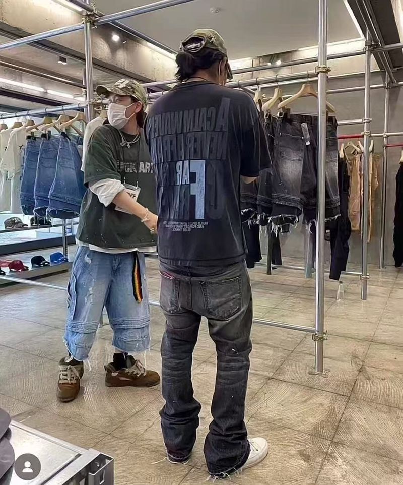 "Herren-Retro-Schlagjeans – AFR-inspiriertes verwaschenes Schwarz | Tintenspritzer & Katzenschnurrhaar-Details | Destroyed-Textur & gestapelter Saum"_voghion.com