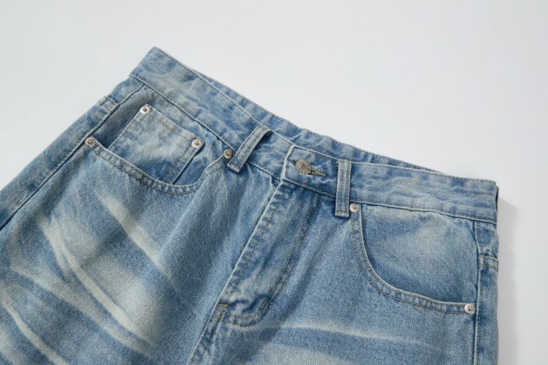 Ropa para hombre: Vaqueros lavados en azul hielo con ondas de agua y bigotes de gato desordenados, pantalones holgados._voghion.com