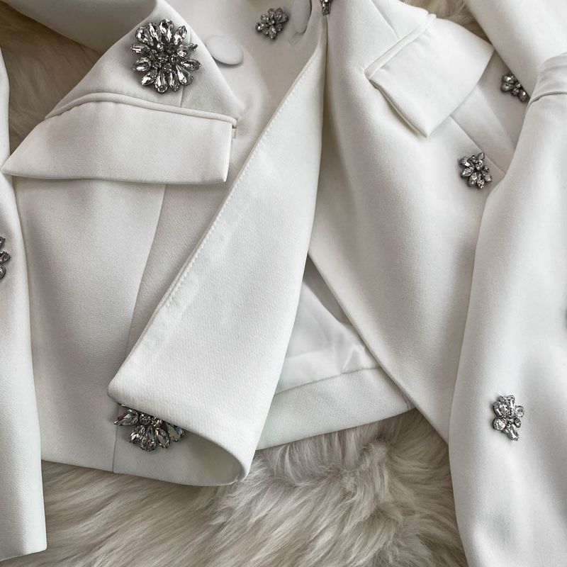 Ein unbeschwerter, zweiteiliger Anzug für Berufspendlerinnen mit Rautenblumen und taillenbetonter, vielseitiger Anzugjacke + hoch taillierter Hose_voghion.com