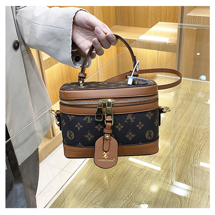 High-end female 2023 new fashion presbyopic box all-match portable shoulder Messenger cosmetic bag trend_voghion.com