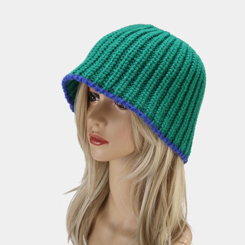 Literarno in umetniško spajanje kontrastnih barv volnene vedre, ženske jesensko-zimske preproste in vsestranske pletene kape za bazen, ki prikazujejo majhen obraz_voghion.com