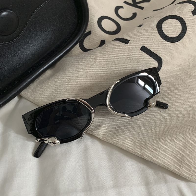 2025 New Retro Snake-shaped Cat Eye Sunglasses Women's Summer Sunshade Small Sunglasses_voghion.com