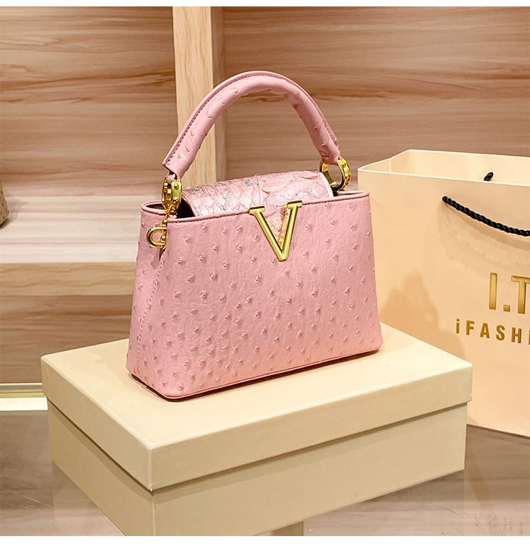 Guangzhou Shiling 2024 Nuovo modello di struzzo a forma di V piccola e leggera borsa a tracolla di lusso ad alto senso_voghion.com