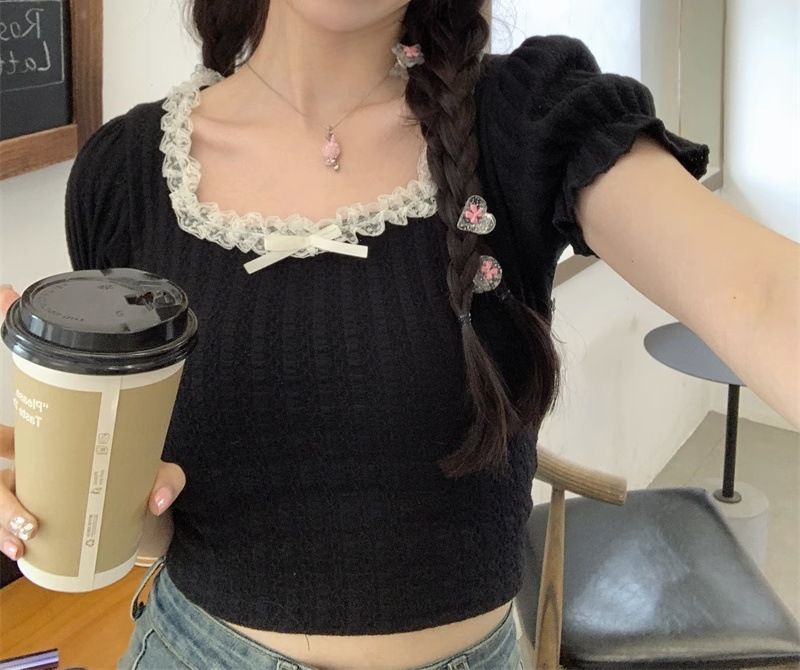 Camiseta de mujer con cuello cuadrado y mangas con borde de encaje para verano de 2024, top corto de manga abullonada elegante, suave y dulce_voghion.com