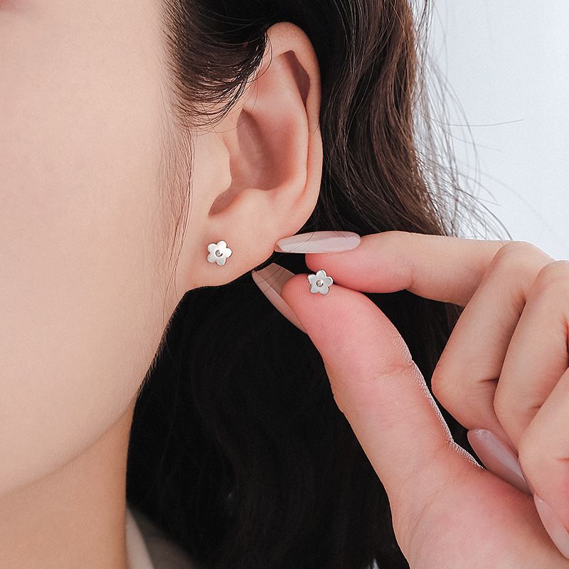 Orecchini giapponesi e coreani semplici alla moda con fiore, luce, design di lusso di alta gamma, versatili per l'uso quotidiano_voghion.com