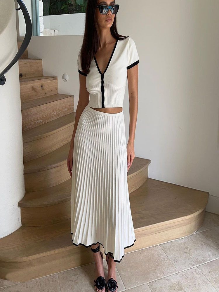 Elegante weiße Strick-Zweiteiler für Damen, lässiges Crop-Top und Faltenröcke, passende Sets, schicke Strickkleider-Sets, Damen-Outfits_voghion.com